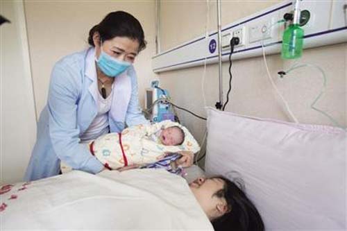 西藏首例体外受精婴儿成功诞生 目前母婴健康状况良好